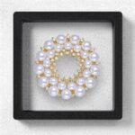 Broșă elegantă cu perle și cristale in cutie