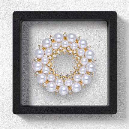 Broșă elegantă cu perle și cristale in cutie