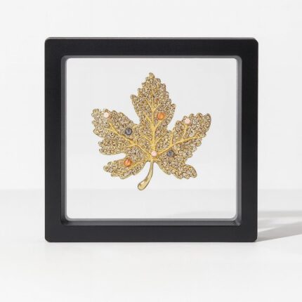 Broșă frunză aurie cu cristale și perle decorative in cutie