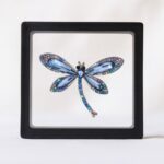 Broșă libelulă cu cristale albastre in cutie