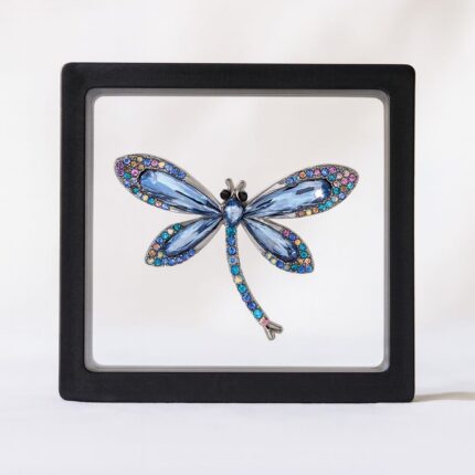 Broșă libelulă cu cristale albastre in cutie